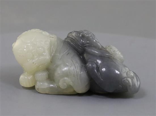 A Chinese grey and white jade lion-dog group, 6cm